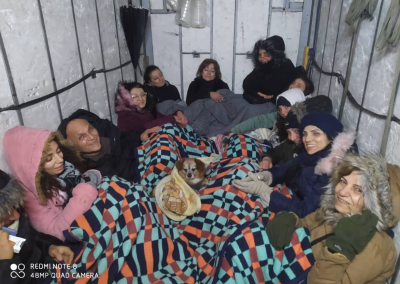 La gente ha convertido su camioneta en una tienda de campaña para dormir y protegerse del frio.